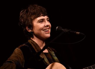 Adriana Calcanhotto dá voz à canção ‘Belíssima’ ao retornar ao Rio de Janeiro com show de violão