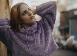 Flavia K se mantém na praia do soul e do R&B ao lançar a primeira música em inglês no single ‘Float away’