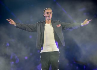 Justin Bieber retoma turnê após pausa para tratar paralisia no rosto causada por síndrome de Ramsay Hunt