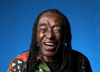 Macau cai no samba de Zé Kétti em EP que festeja os 40 anos de ‘Olhos coloridos’, hino do orgulho negro