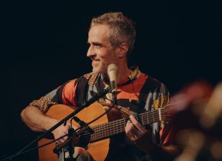 Rodrigo Maranhão expõe parcerias com Davi Moraes e João Cavalcanti em ‘Mercado das flores’
