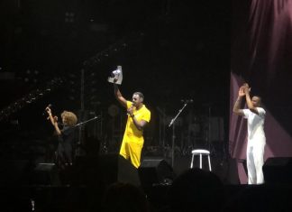 Seu Jorge é aplaudido ao receber prêmio de melhor ator nacional pelo filme Marighella em show de Salvador
