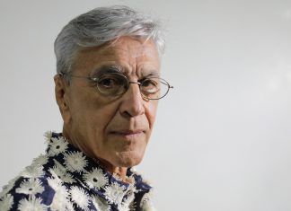 Aos 80 anos, Caetano Veloso ainda é um leão com olhos abertos para capturar o Brasil