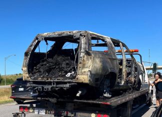 Carro da banda The Offspring pega fogo no Canadá