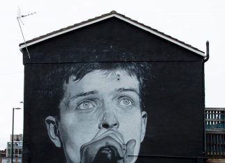 Mural com imagem de Ian Curtis, do Joy Division, é removido para divulgar rapper em Manchester, na Inglaterra