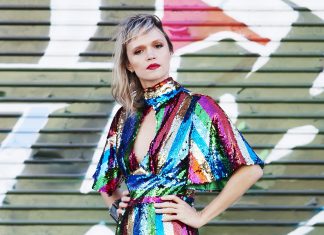 Alexia Bomtempo realça afetos e melodias de hits foliões na batida serena do álbum ‘Doce Carnaval’