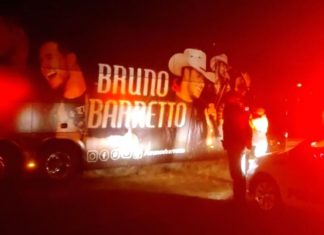 Ônibus da dupla Bruno & Barretto se envolve em acidente com carro na Santos Dumont, em Campinas