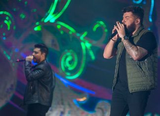 Ícaro e Gilmar convidam Bruno e Marrone para gravação de DVD durante show em rodeio