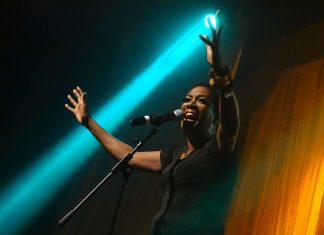 Leila Maria acentua em cena o tom político do álbum afro ‘Ubuntu’ ao ir além de Djavan no roteiro do show
