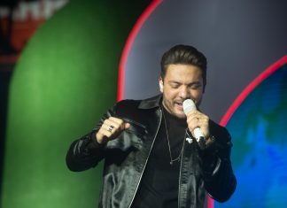 Com hits cheios de malícia, Wesley Safadão dita clima de pegação na Arena de Barretos