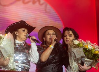 Maiara & Maraisa cantam Marília Mendonça e recebem mãe da rainha da sofrência no palco em Barretos