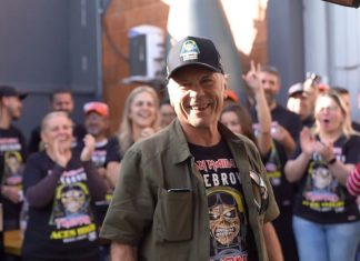 Vocalista do Iron Maiden visita fábrica de cervejas em Curitiba; VÍDEO