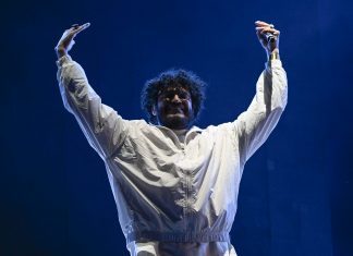 Criolo passeia por hits da carreira, recebe Mayra Andrade e canta Gilberto Gil no Rock in Rio