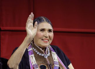 Academia do Oscar homenageia atriz indígena 50 anos após protesto