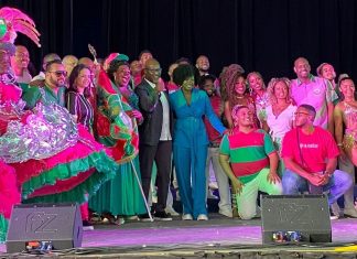 Viola Davis conhece a Cidade do Samba e festeja com a Mangueira