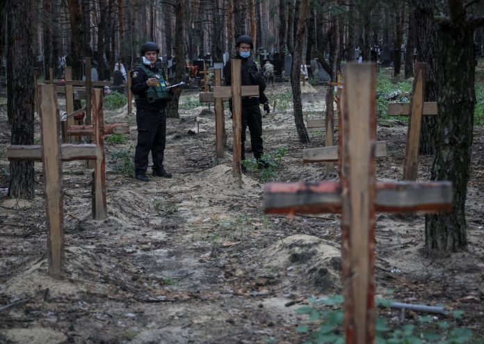 2022-09-16t133929z-546434499-rc2ciw9zgmnb-rtrmadp-3-ukraine-crisis-izium-exhumations-scaled
