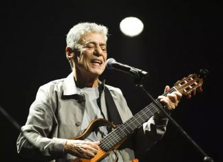 Chico Buarque dá voz ao desalento e à esperança do Brasil em 2022 no roteiro do show ‘Que tal um samba?’