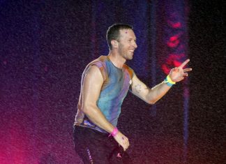 Coldplay faz show iluminado com pulseirinhas, hits em dose dupla e letra em português no Rock in Rio