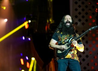 Dream Theater fecha dia do metal com debandada do público em show com o virtuosismo de sempre