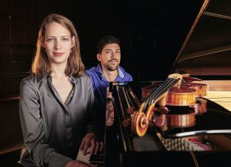 Duo Oltheten Gomide expõe os Brasis de Elomar, Garoto, Guinga e Moacir Santos em álbum gravado na Alemanha
