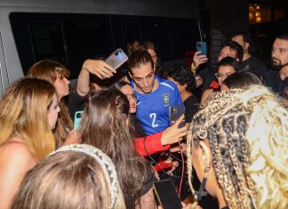 Membros do Måneskin são cercados por fãs após show em São Paulo e distribuem fotos em chegada em hotel