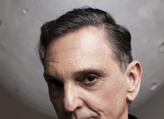 Paulo Miklos regrava canção do trio Secos & Molhados para trilha de série