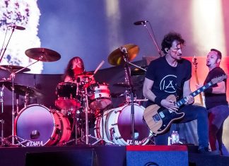 Gojira mostra riffs graves e baquetadas fortes em show com protesto contra destruição da Amazônia