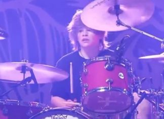 Tributo a Taylor Hawkins tem filho do músico na bateria e Dave Grohl emocionado
