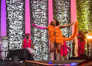 Liniker esbanja potência vocal e embala público ao lado de Luedji Luna no Palco Sunset