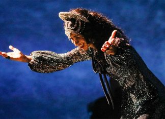 Marisa Monte saúda Lupicínio Rodrigues ao reger ‘Felicidade’ na chegada do show ‘Portas’ a Porto Alegre