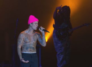 Justin Bieber faz show relaxado e em câmera lenta, provando que não precisa fazer esforço para cantar