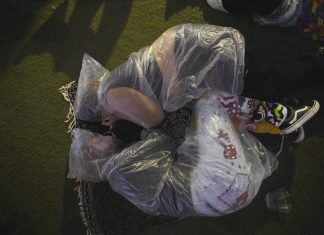 Capas e ‘conchinha’: fãs se protegem de chuva no Rock in Rio