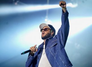 Emicida prioriza rap engajado e alfineta organização do Rock in Rio ao falar de política em show