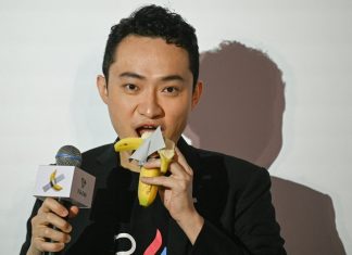 Empresário come banana da obra de arte que comprou por R$ 35,8 milhões