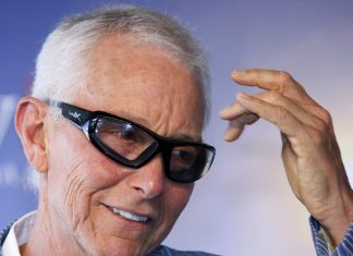 Jim Abrahams, de ‘Apertem os cintos… o piloto sumiu’, morre aos 81 anos