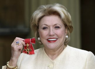 Barbara Taylor Bradford, autora de ‘Uma Mulher de Fibra’, morre aos 91 anos