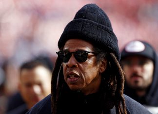 Jay-Z pede que tribunal obrigue autora de denúncia de estupro a revelar nome verdadeiro