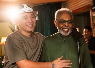 João Gomes divide ‘Palco’ com Gilberto Gil em gravação de projeto audiovisual que celebra 25 anos do Grammy Latino