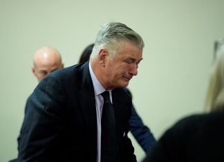 Alec Baldwin processa promotores e policiais após anulação de julgamento por disparo em ‘Rust’