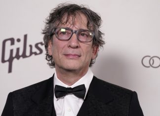‘Não vou admitir ter feito coisas que não fiz’, diz Neil Gaiman sobre acusações de estupro