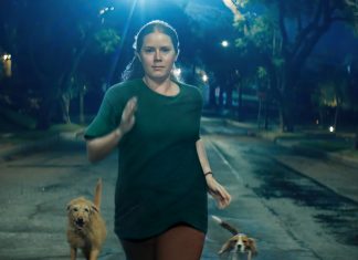 ‘Canina’ transforma Amy Adams em cachorra para explorar maternidade e fúria feminina, diz diretora