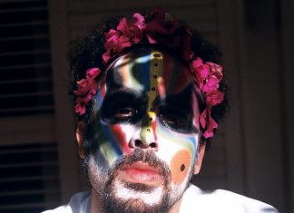 Aos 40 anos, Bem Gil registra canções autorais em álbum solo que se impõe pela produção e natureza documental