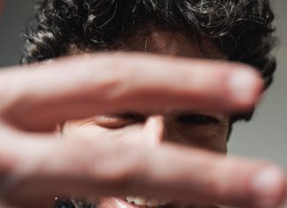 Danilo Dunas canta ‘Amor meio amargo’ em álbum autoral que traz Anastácia, a atriz Grace Gianoukas e Maria Alcina