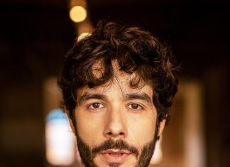 Ator Vitor Novello dá continuidade à carreira de cantor e lança em fevereiro o autoral e contemplativo disco ‘Perto’
