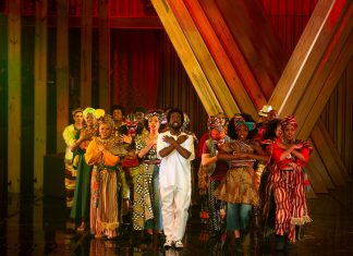 Martinho da Vila é entronizado como herói da liberdade na narrativa africana do musical de teatro ‘Coração de rei’