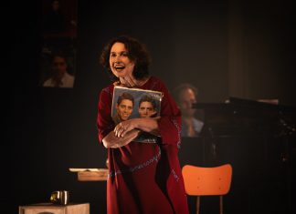 Obra de Chico Buarque guia atriz Kelzy Ecard em ‘Meu caro amigo’, monólogo musical sobre uma polarização familiar