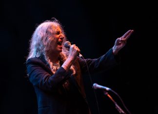 Patti Smith desmaia em show em São Paulo e deixa palco em cadeira de rodas