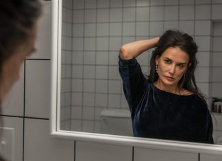 Com atuação brutal de Demi Moore, ‘A Substância’ expõe o lado grotesco do culto à imagem; g1 já viu