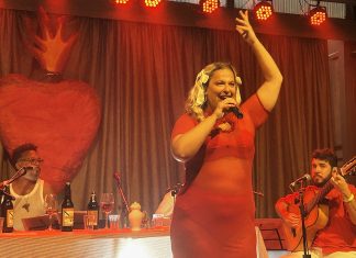 Alice Caymmi honra o sobrenome ao abrir radiante roda de samba, no Rio, para cantar obra lapidar do avô Dorival