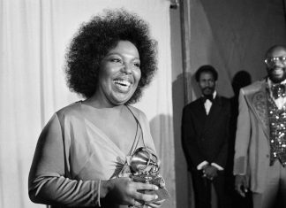 Roberta Flack, cantora conhecida pelo sucesso ‘Killing me softly with his song’, morre aos 88 anos